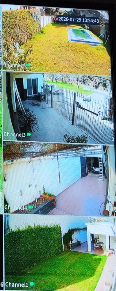 Cuatro cámaras en vivo de una instalación de GuardianPro vistas desde el celular